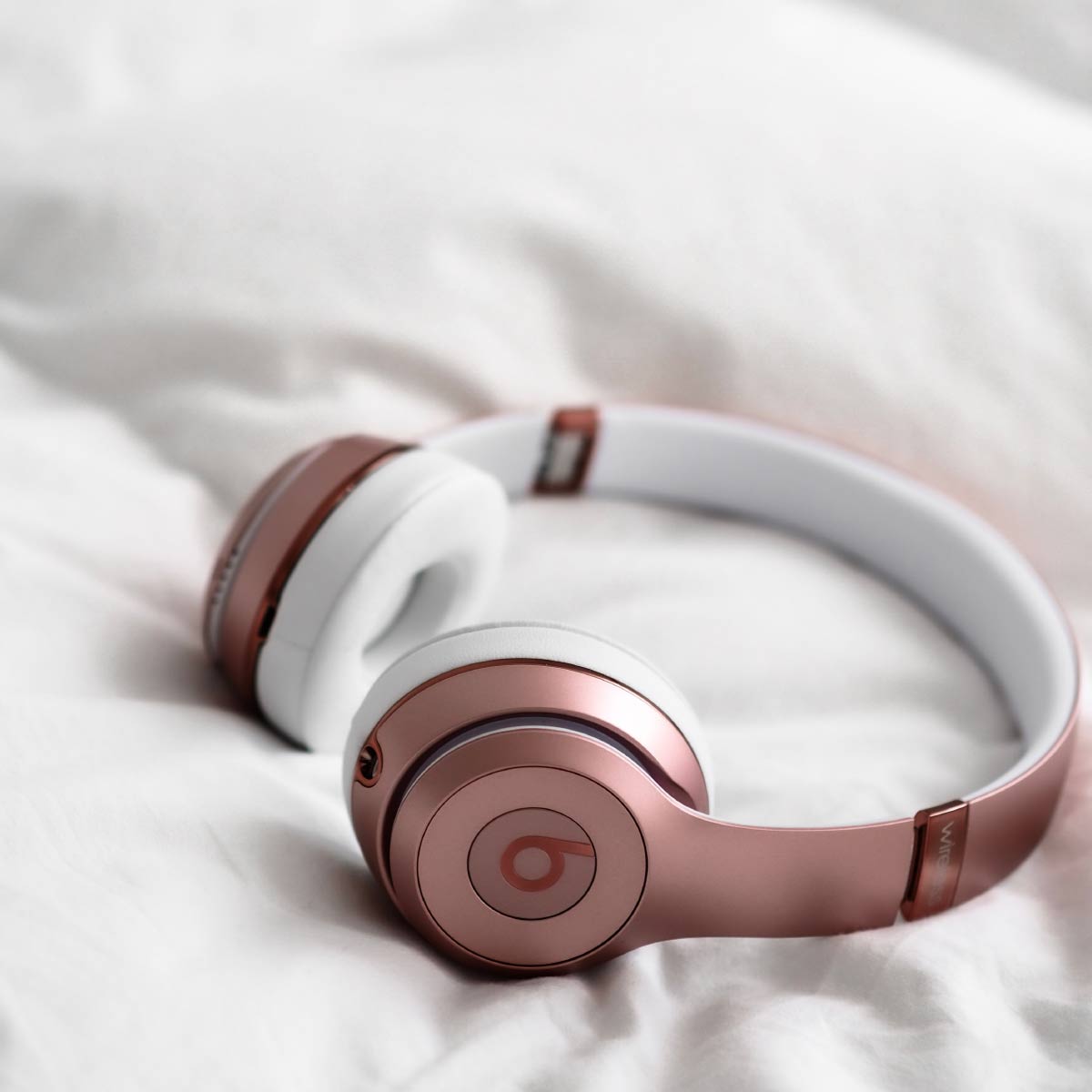 Rose gold headphones - Imagen 4