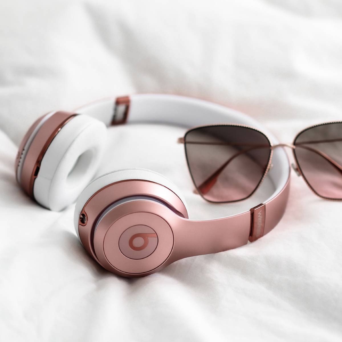 Rose gold headphones - Imagen 3